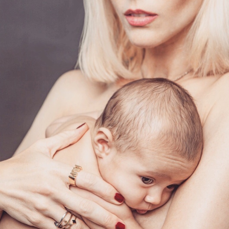 Patchy Tiger MUM ring worn by mother holding baby